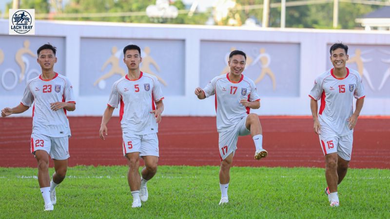 Khoảnh khắc tập luyện bóng đá trên sân vận động Việt Yên